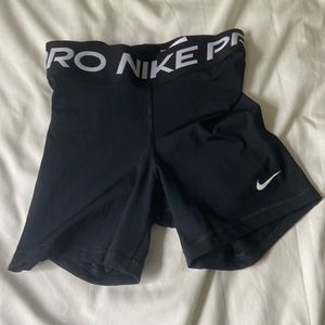 black nike pro shorts 3’